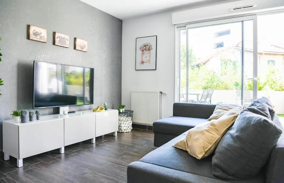 Superbe Appartement Avec Terrasse, Piscine & Parking Prive A Marseille France