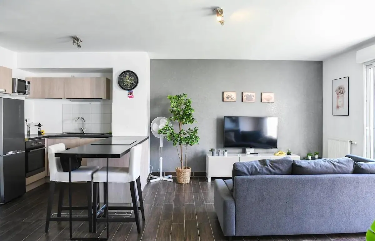 Superbe Appartement Avec Terrasse, Piscine & Parking Prive A Marseille